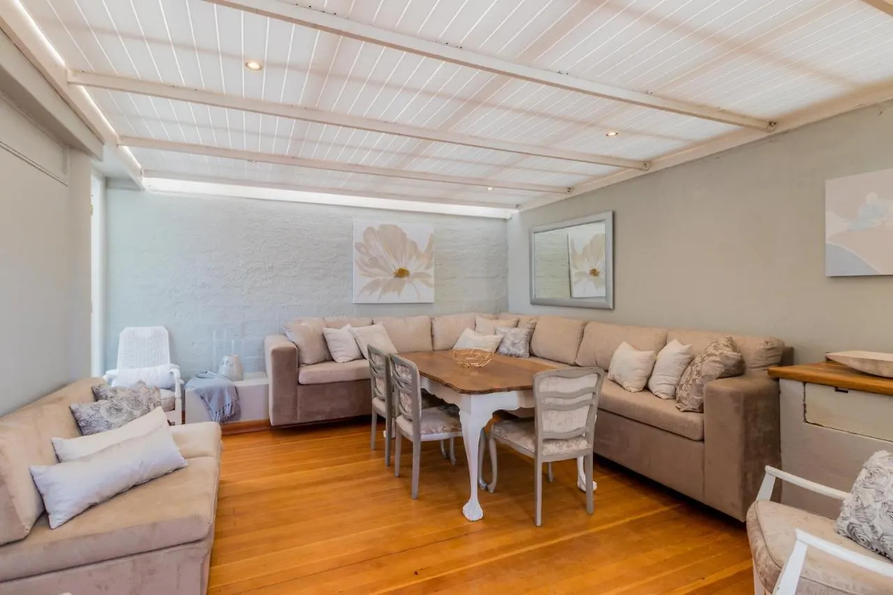White Waves Beach House Bloubergstrand Südafrika