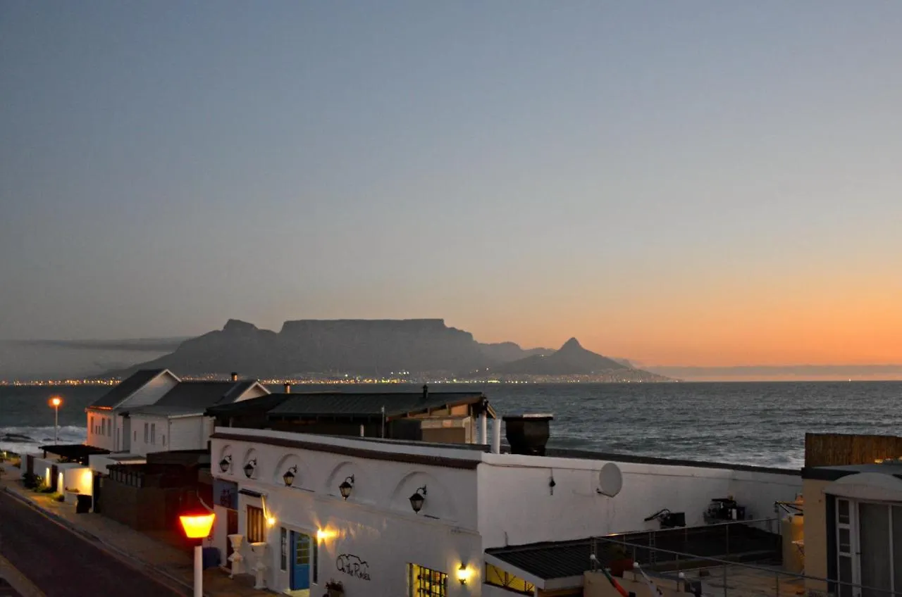 White Waves Beach House Bloubergstrand Südafrika