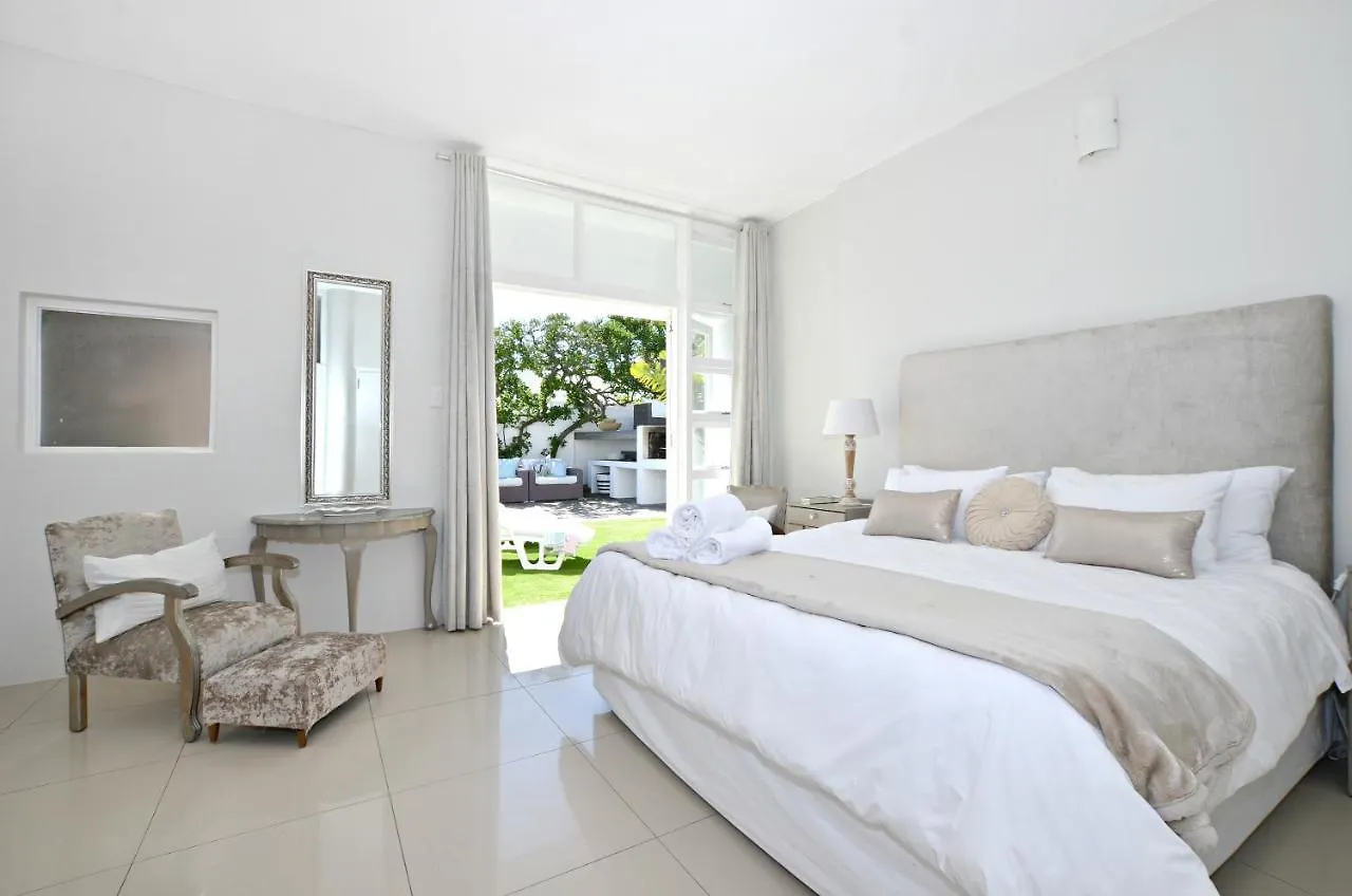 White Waves Beach House Bloubergstrand