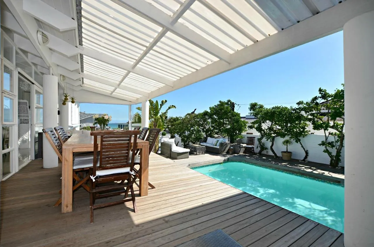 White Waves Beach House Bloubergstrand